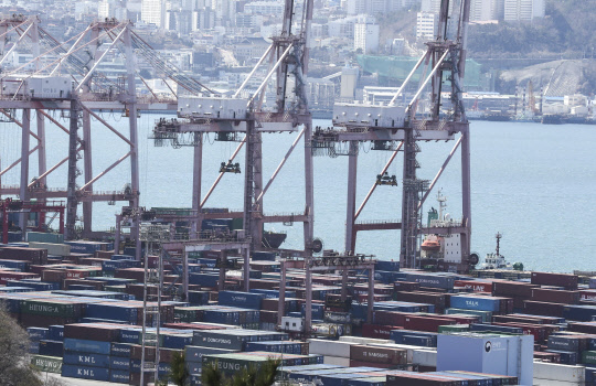 13일 부산 신선대부두에서 하역작업이 진행되고 있다. 이달 10일까지 우리나라 수출이 1년 전보다 10% 넘게 줄며 '마이너스'를 이어갔다.   연합뉴스